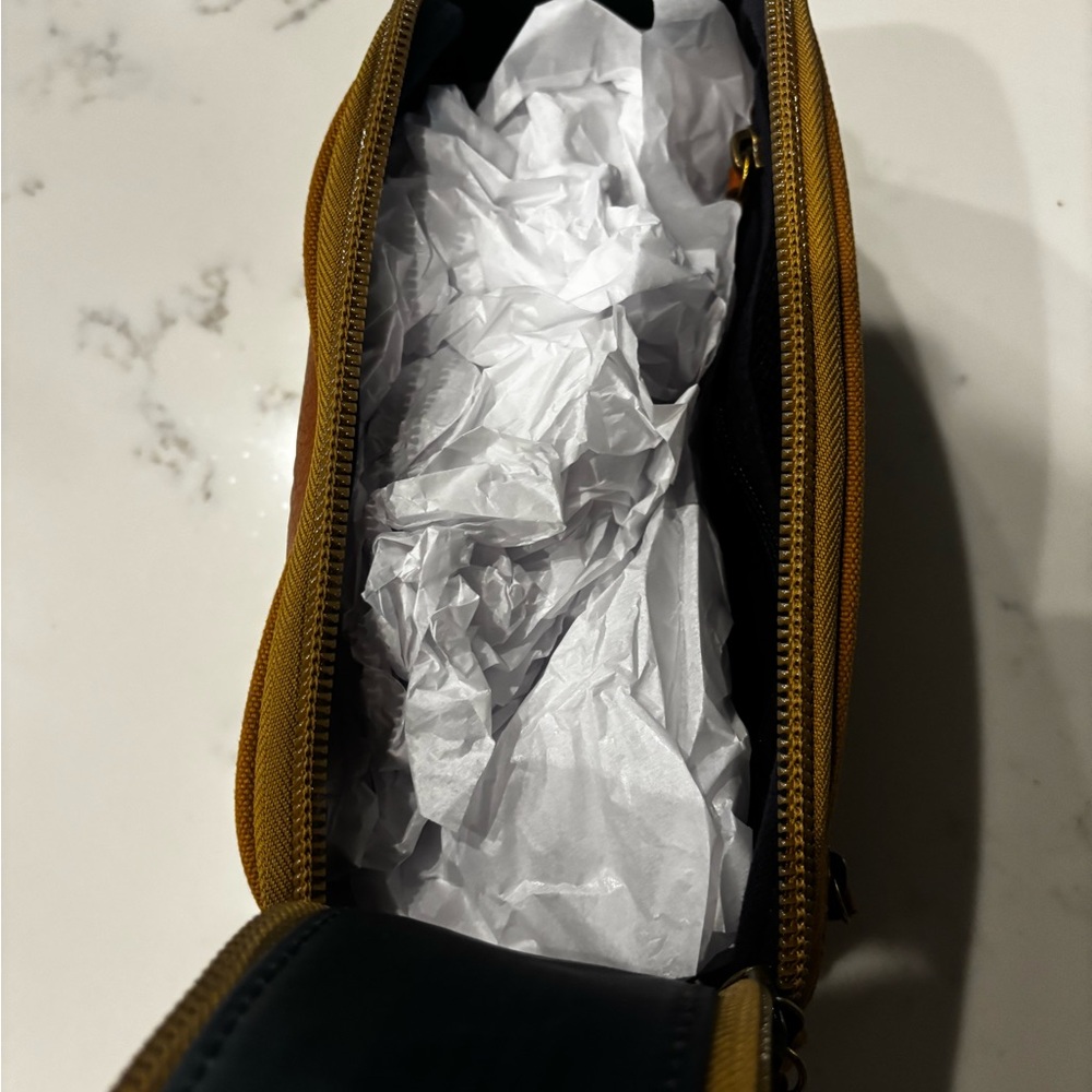 Orvis Tan and Brown Toiletry Bag - Picture 9 of 11